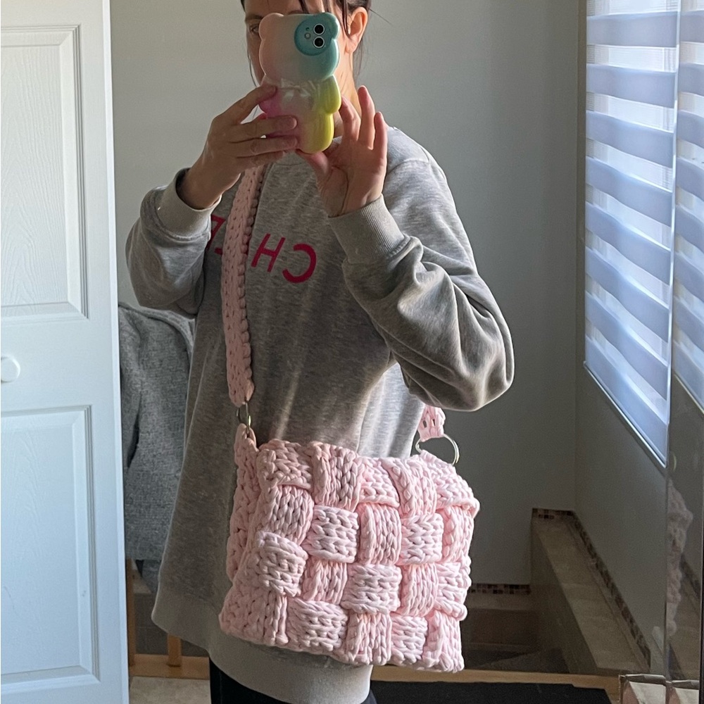 🌸🩰Baby Pink Woven Crossbody - Picture 6 of 11